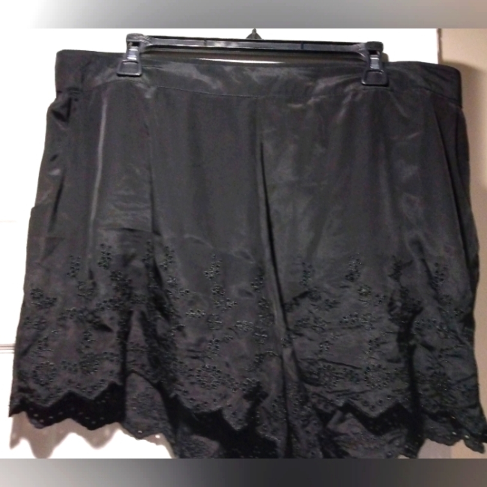 Black shorts with detail size 2 by Torrid with elastic waistband 🖤